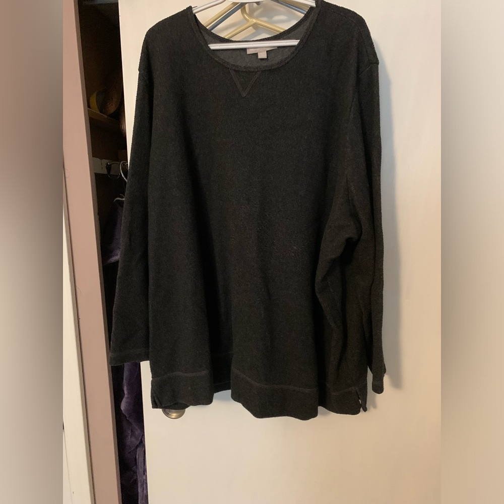 Woman within sweatshirt in 34/36